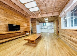 Una televisión de pantalla plana