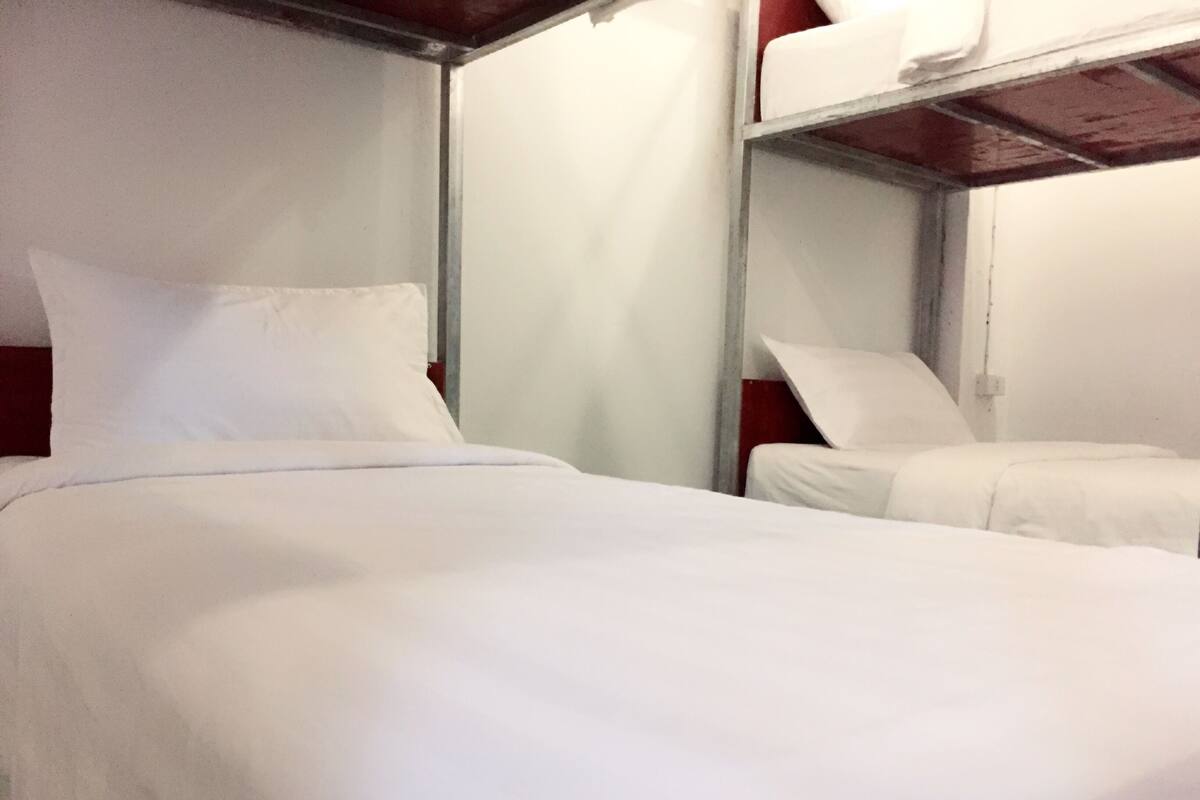 Värdeförvaringsskåp på rummet, skrivbord, gratis wi-fi och sängkläder