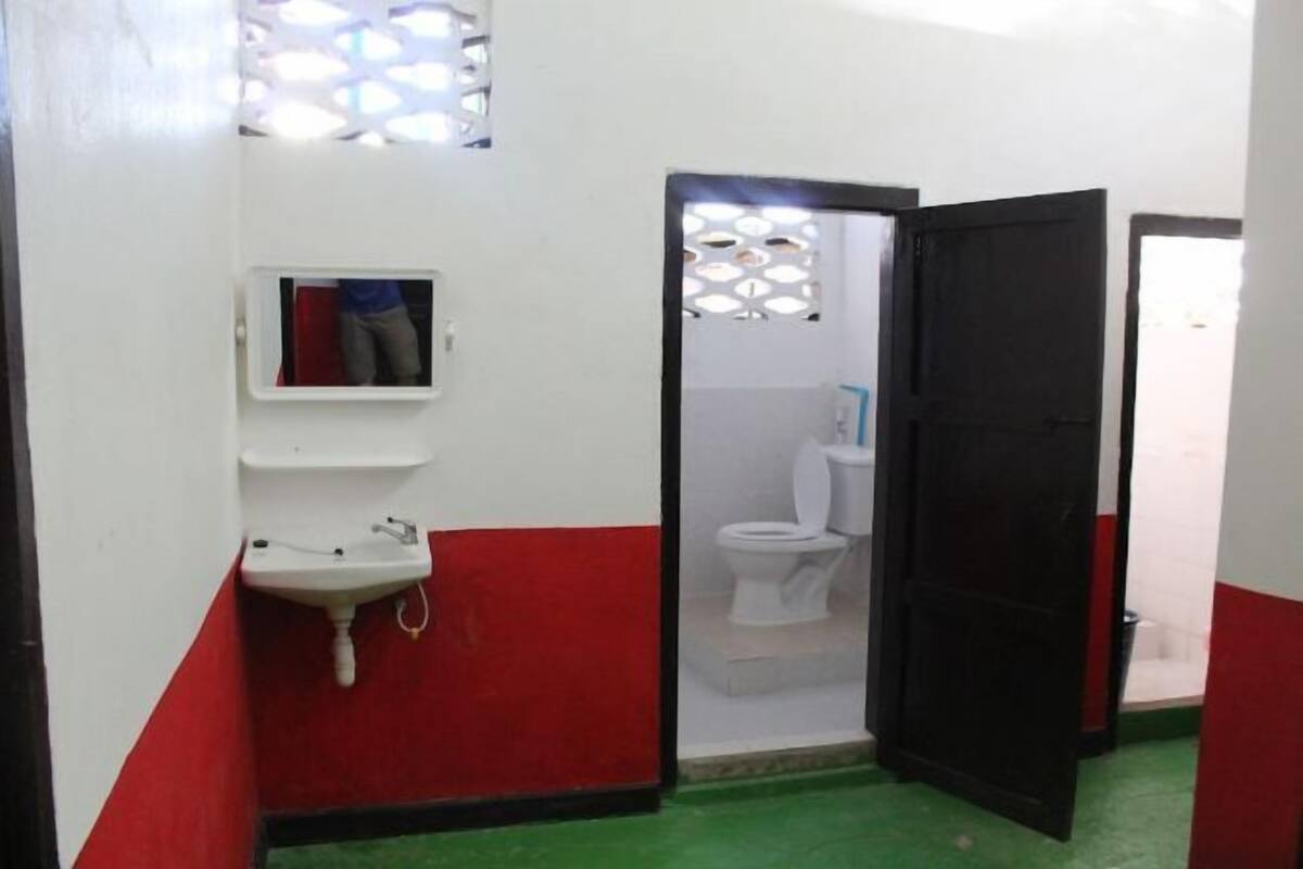 Bathroom | Shower, free toiletries, hair dryer, towels