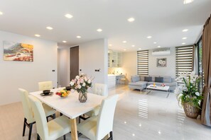 Modern Pool Villa Retreat | Essbereich im Zimmer
