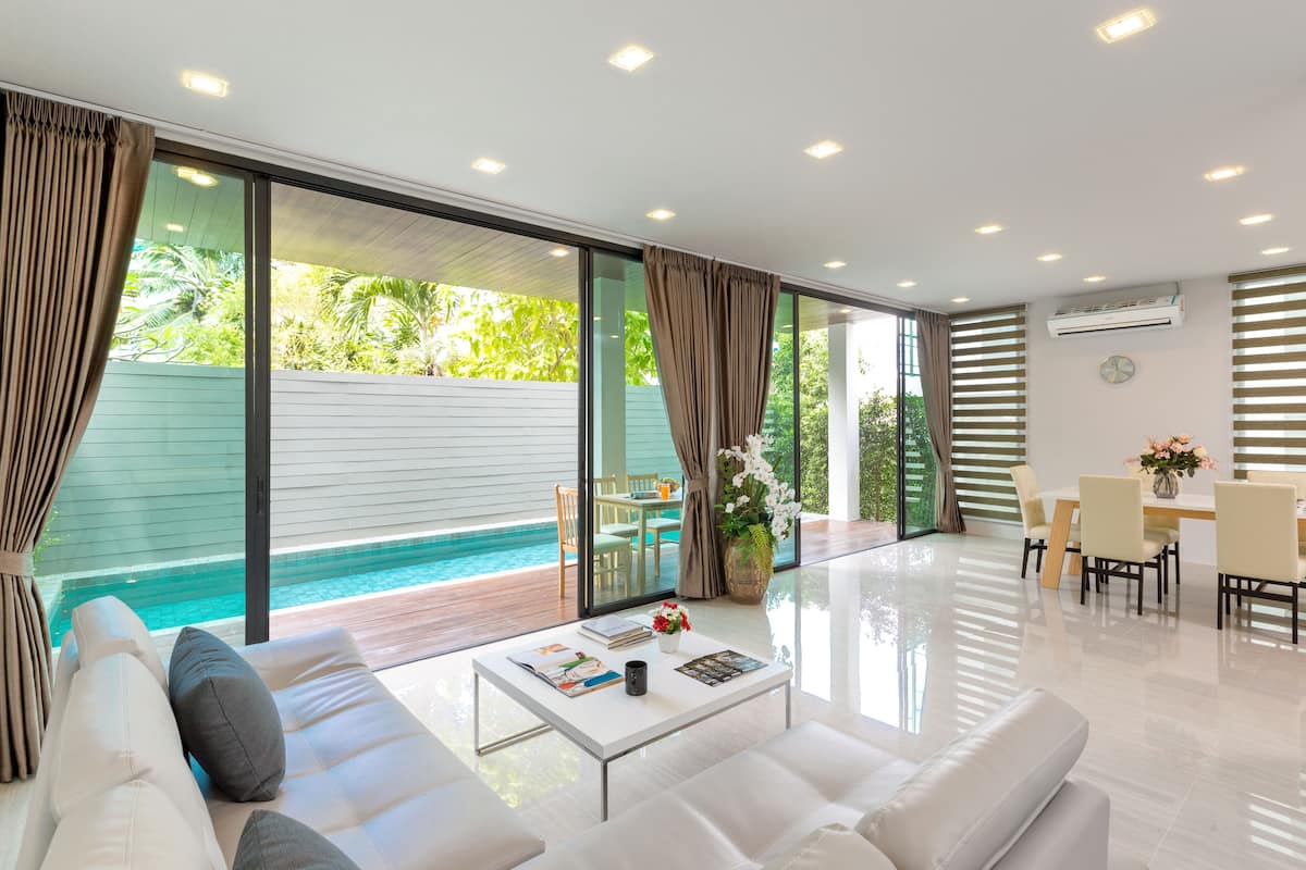 Modern Pool Villa Retreat | 客廳 | 42 吋平面電視連有線電視頻道、電視