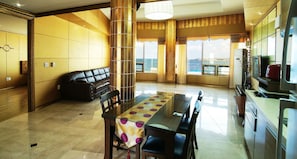 Apartment (Royal Suite) | Essbereich im Zimmer