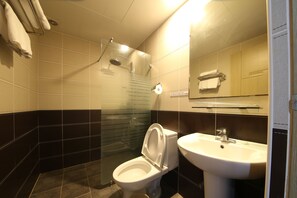 Shower, free toiletries, hair dryer - Navis Hotel (Jeju City)