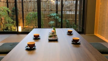 Residenza Tradizionale (For 7 ~ 10 Guests) | Soggiorno | TV a schermo piatto, Netflix
