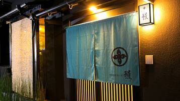 Vista frontal de la propiedad por la tarde o noche