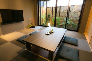 Private Vacation Home (For 1-9 Guests) | Living room | Flat-screen TV, Netflix - Hosta Umekoji Miyabi (Kyoto)