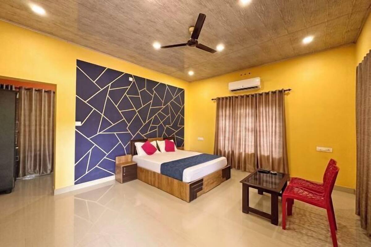 In-room safe, desk, iron/ironing board, free WiFi