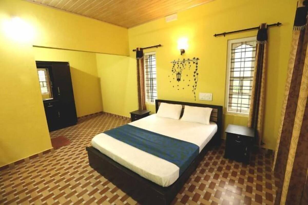 In-room safe, desk, iron/ironing board, free WiFi