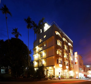 Mặt tiền nơi lưu trú - ban đêm