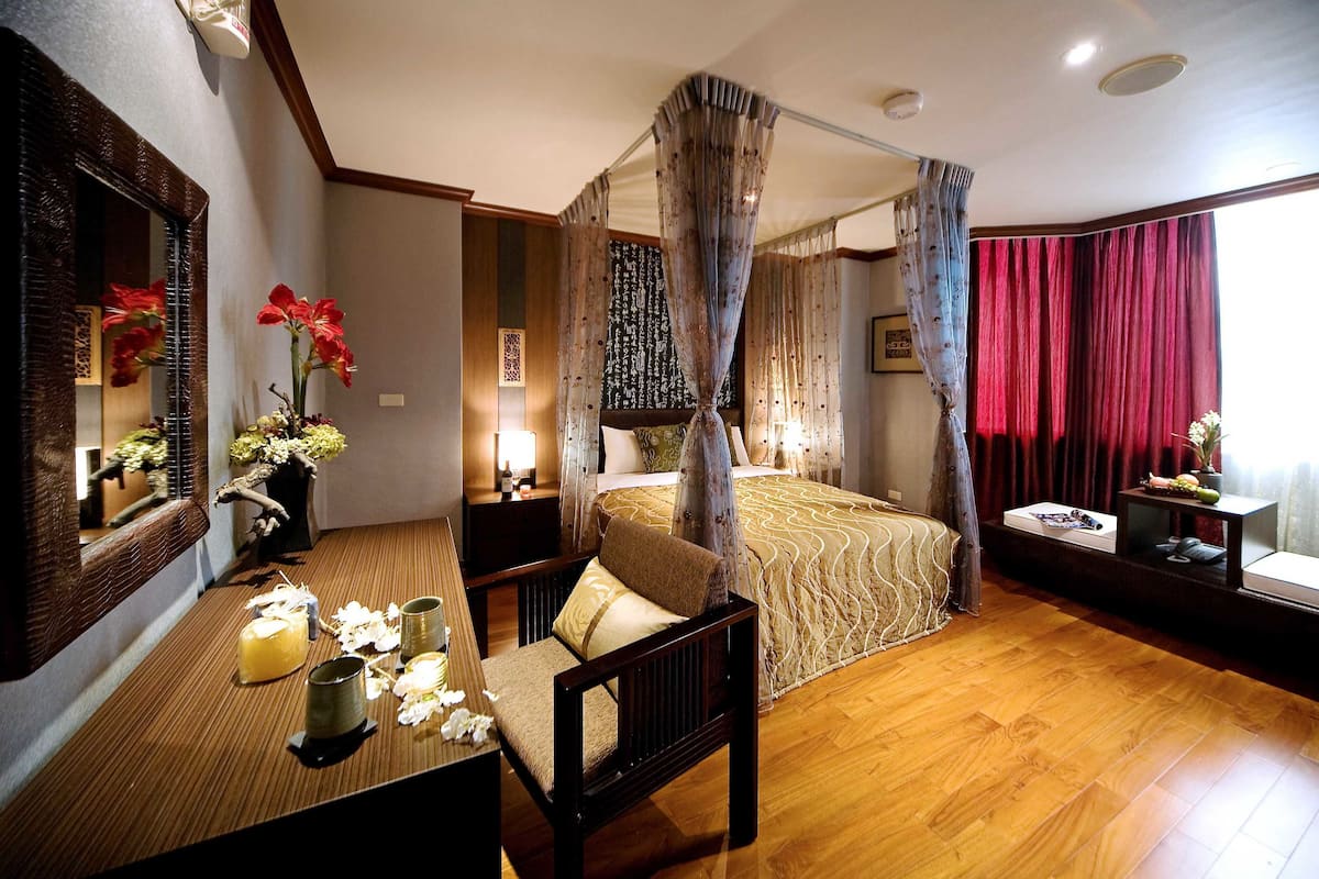 design double room | premium bedding, individually decorated, individually furnished, desk