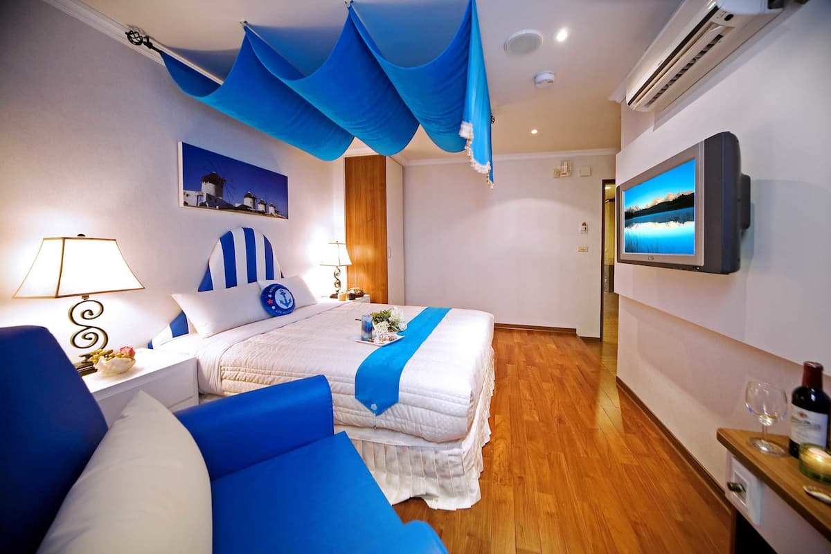 design double room | premium bedding, individually decorated, individually furnished, desk