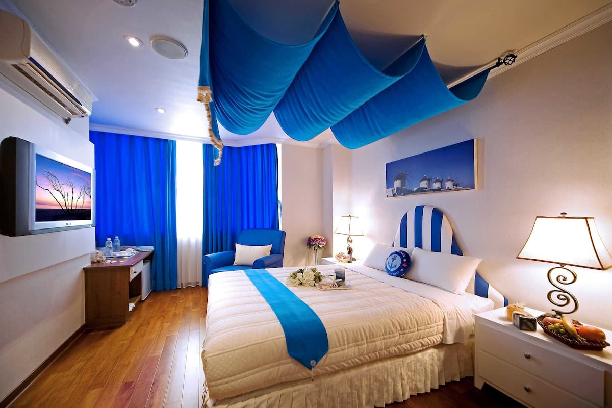 design double room | premium bedding, individually decorated, individually furnished, desk