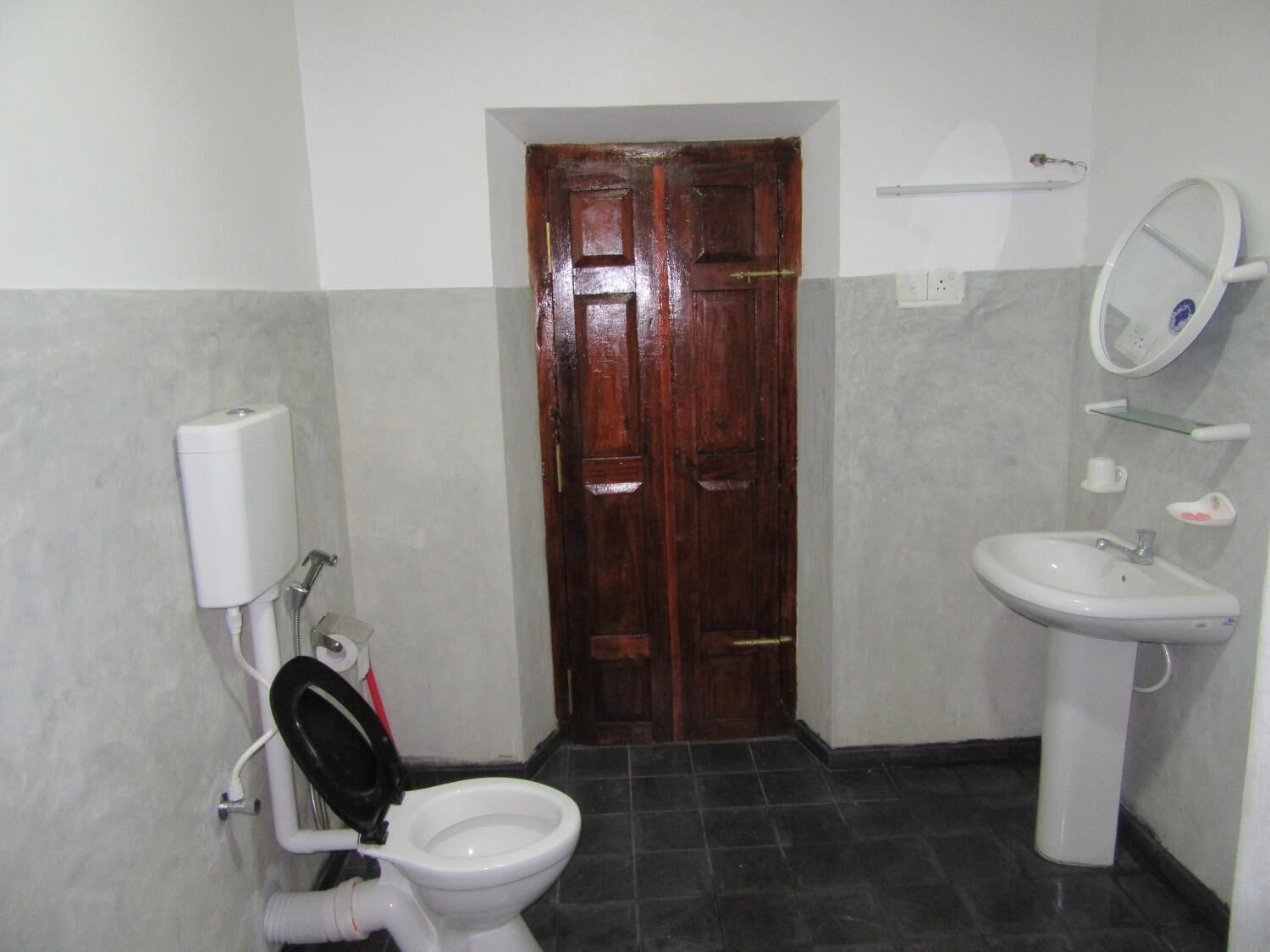 A bathroom with a toilet, bidet, and sink.