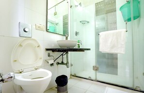 Superior Double Room | Bathroom | Shower, rainfall showerhead, free toiletries, hair dryer