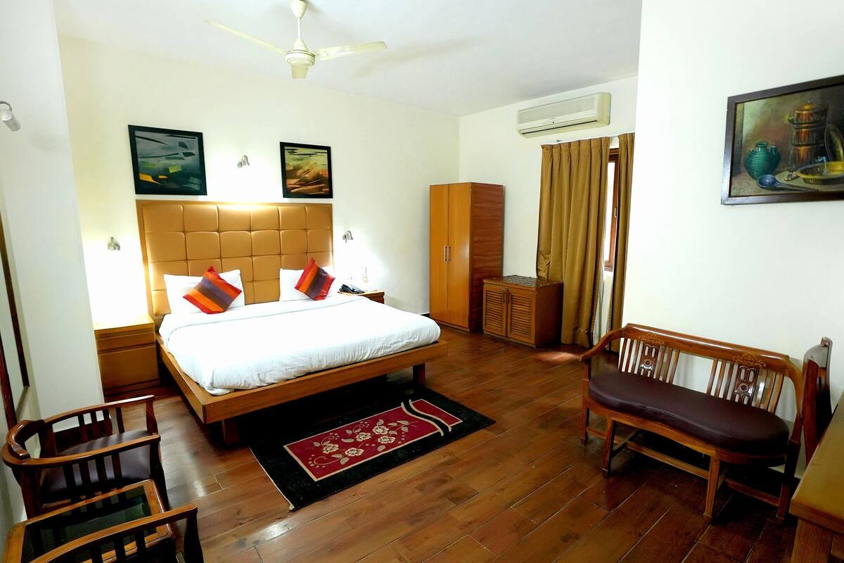 Deluxe Room | Desk, WiFi (free), bed sheets