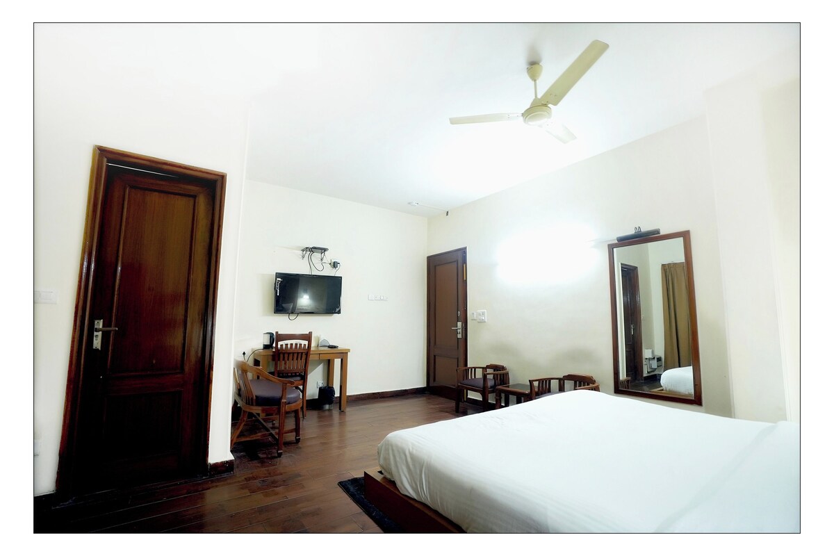 Desk, WiFi (free), bed sheets