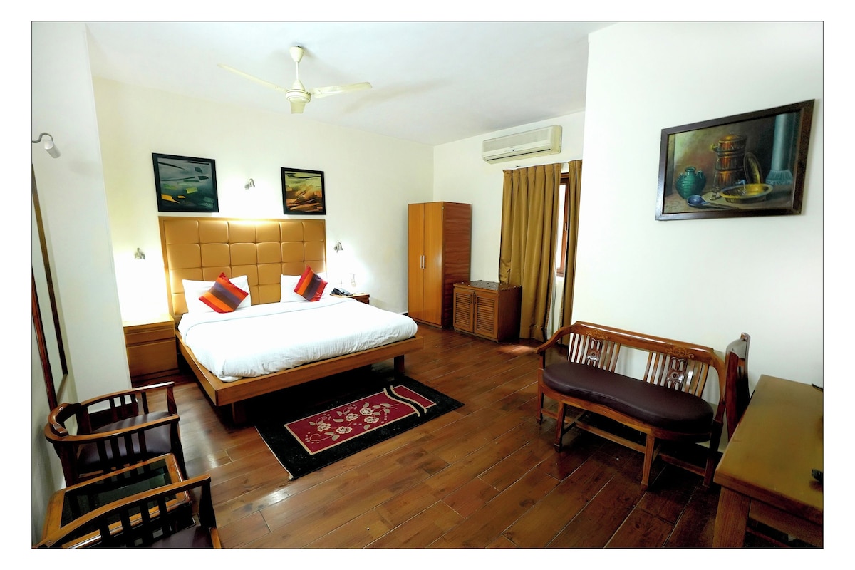 Desk, WiFi (free), bed sheets