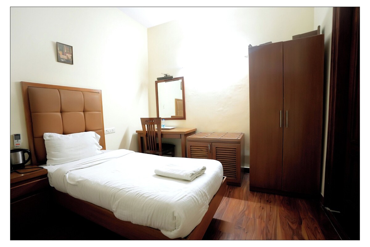 Desk, WiFi (free), bed sheets