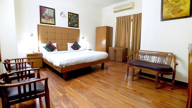 Superior Double Room | Desk, WiFi (free), bed sheets - Hotel Oscar (New Delhi)