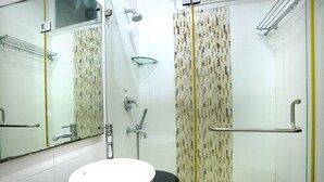Standard Double or Twin Room | Bathroom | Shower, rainfall showerhead, free toiletries, hair dryer - Hotel Oscar (New Delhi)