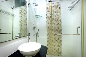 Camera Standard con letto matrimoniale o 2 letti singoli | Bagno | Doccia, soffione a pioggia, set di cortesia gratuito, asciugacapelli