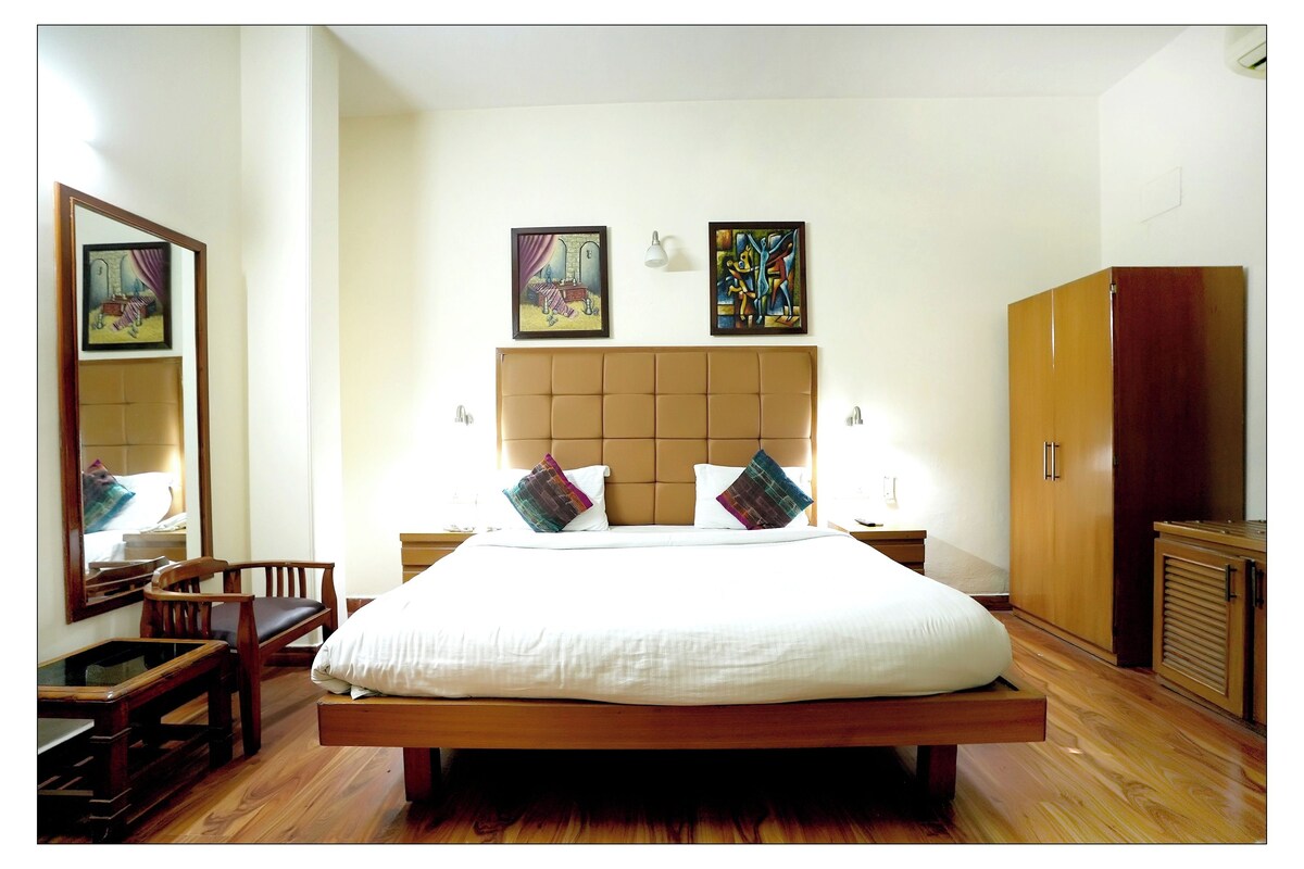 Desk, WiFi (free), bed sheets