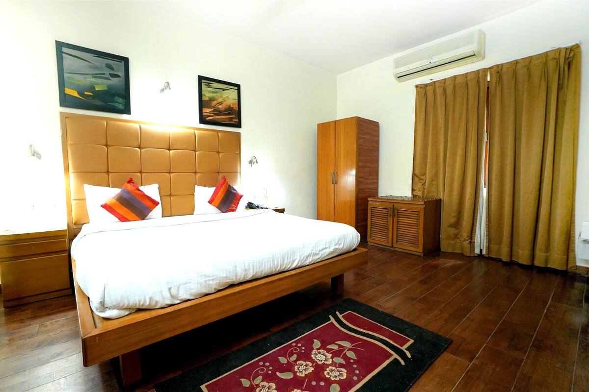 Desk, WiFi (free), bed sheets