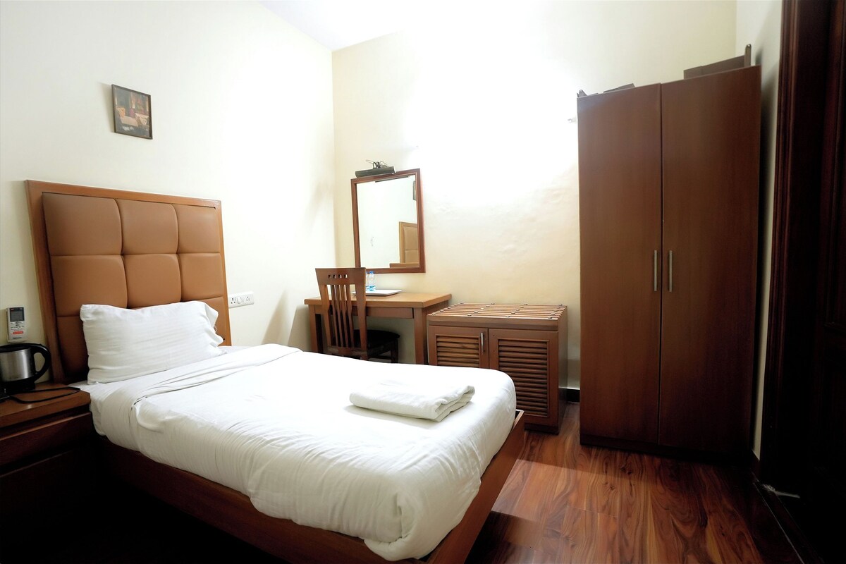 Desk, WiFi (free), bed sheets