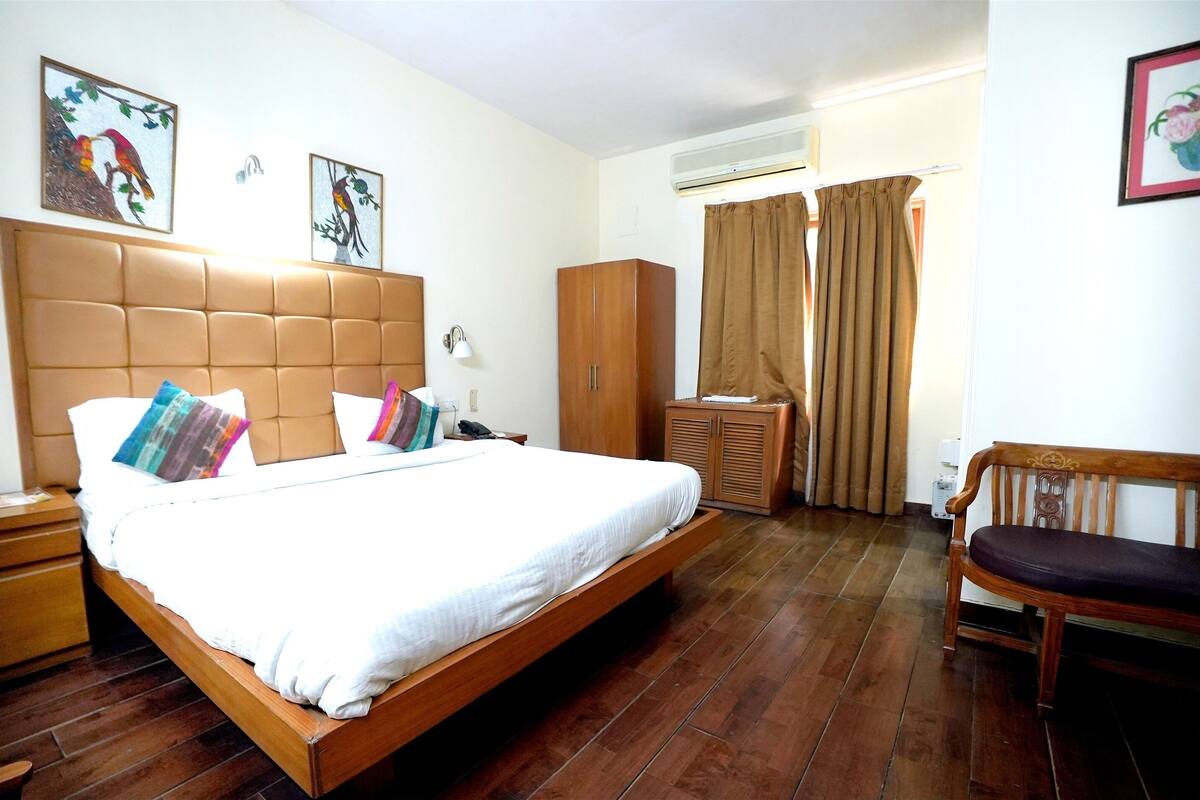 Desk, WiFi (free), bed sheets