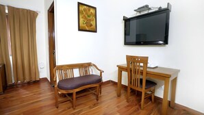 Superior Double Room | Desk, WiFi (free), bed sheets - Hotel Oscar (New Delhi)