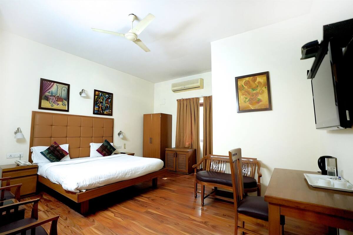 Superior Double Room | Desk, WiFi (free), bed sheets