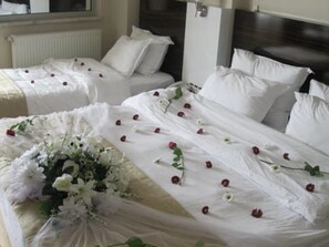 Standard Triple Room | Minibar, desk, soundproofing, iron/ironing board - Anya Suit Otel (Denizli)