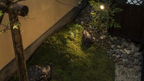 A garden with a tree, rocks, moss, and a fence. - Gion Misen Furumonzen (Kyoto)