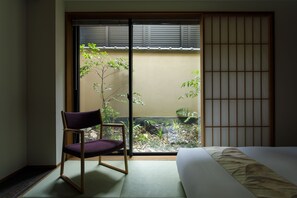 Phòng tiện nghi đơn giản, không hút thuốc (Queen, with Garden View) | Bộ đồ giường kháng dị ứng, nệm Tempur-Pedic 
