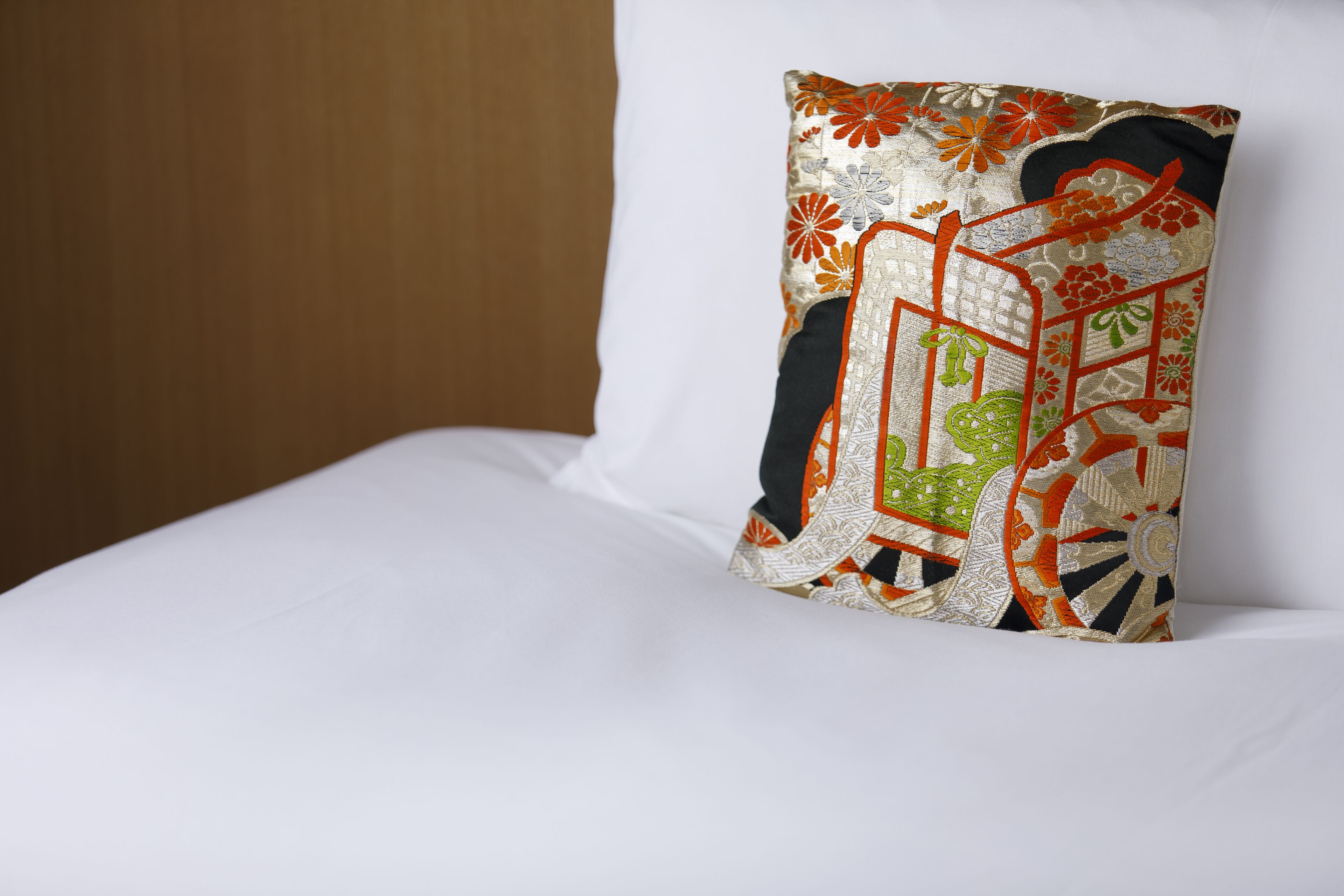 1 bedroom, hypo-allergenic bedding, tempur-pedic beds, free minibar