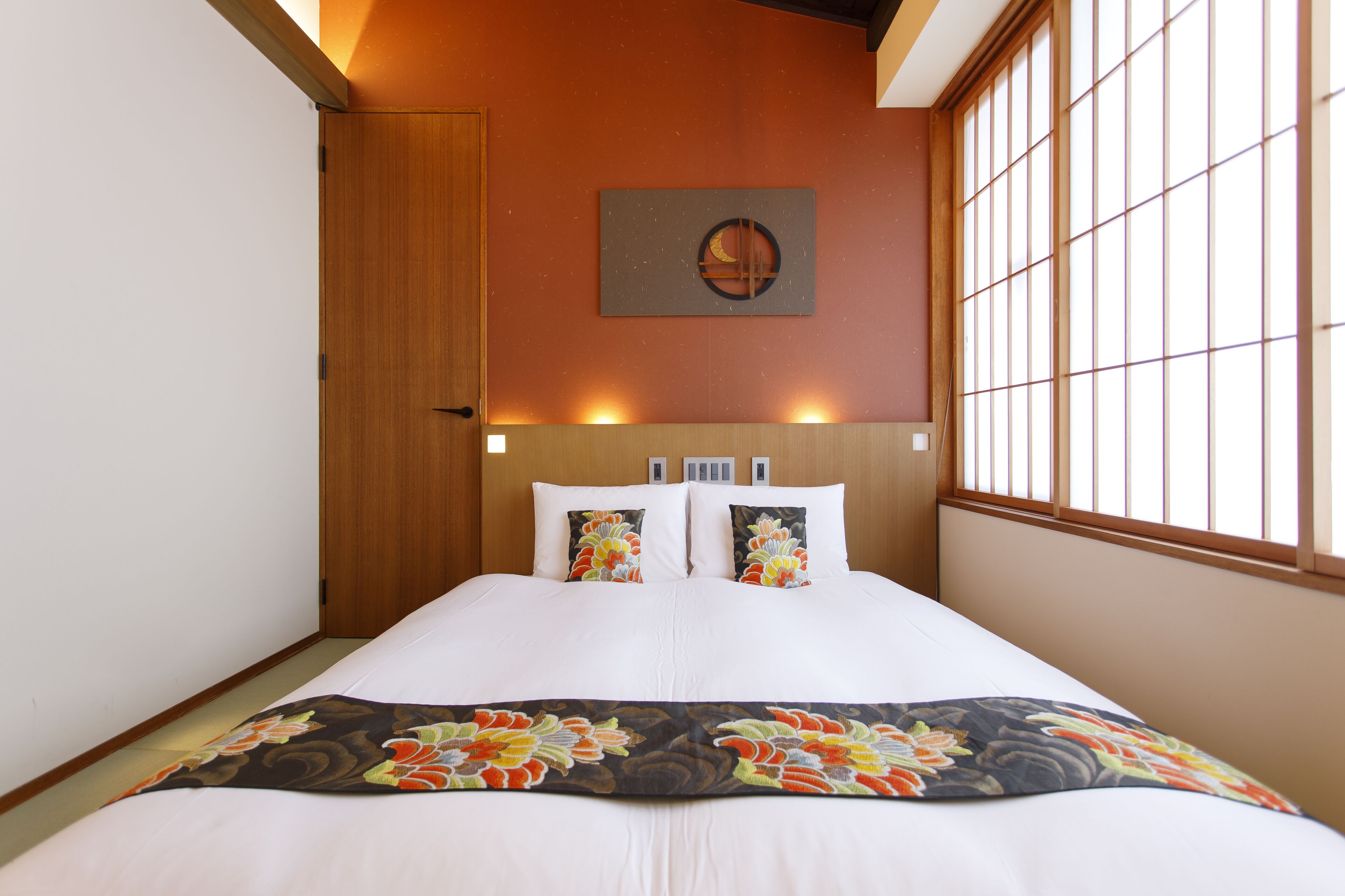 deluxe queen room with shower, non smoking | 1 bedroom, hypo-allergenic bedding, tempur-pedic beds, free minibar