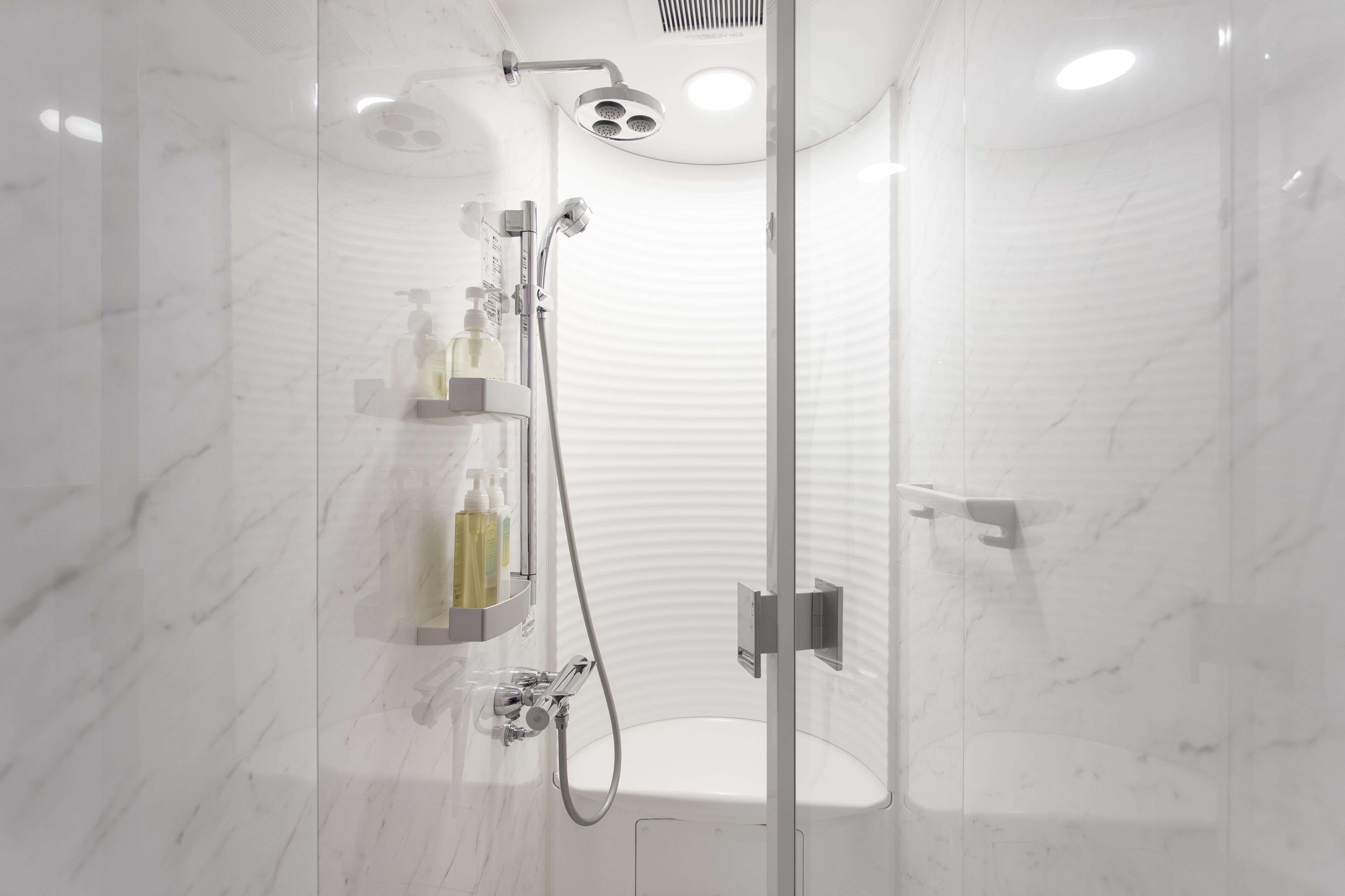 deluxe queen room with shower, non smoking | bathroom | designer toiletries, hair dryer, slippers, bidet