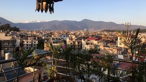 Une vue sur une ville, avec des montagnes en arrière-plan.