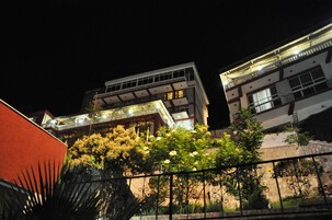 Fachada de la propiedad por la tarde o noche