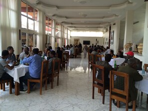 S'hi serveixen dinars, sopars i plats de cuina africana