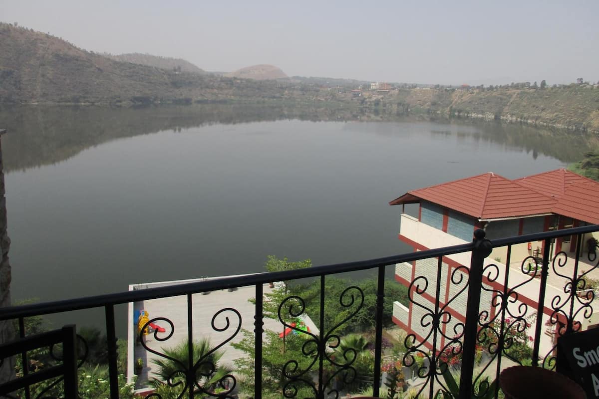 A lake with a building in the foreground.