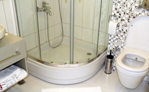 Shower, designer toiletries, hair dryer, slippers - Sare Hotel (Kusadasi)