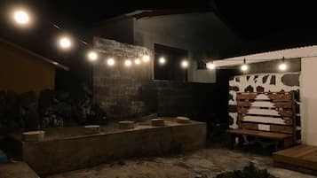 Fachada de la propiedad por la tarde o noche