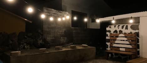 Fassade der Unterkunft – Abend/Nacht