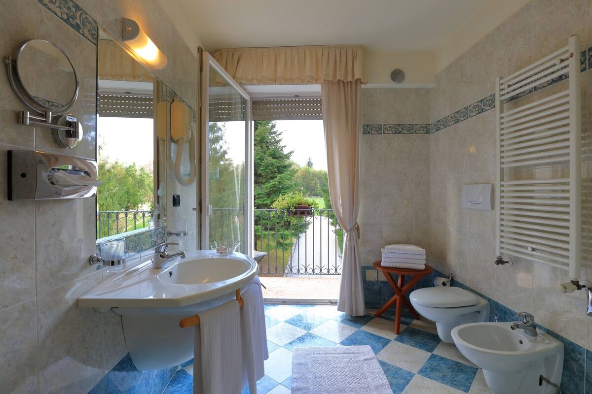 shower, free toiletries, hair dryer, slippers