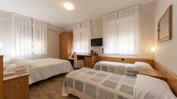 Vierbettzimmer | Hochwertige Bettwaren, Minibar, Zimmersafe, Schreibtisch