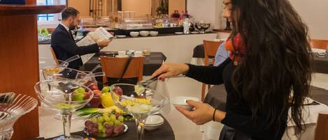 Un buffet proposant une variété de fruits et de boissons.
