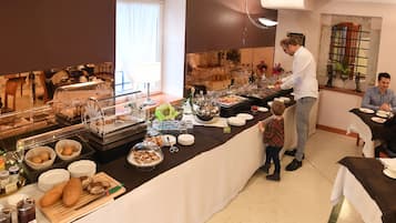 Tägliches Frühstücksbuffet (10.00 EUR pro Person)