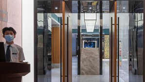 A modern hotel lobby with a reception area, glass doors, and a marble floor. - Huangshan Tiandu International Hotel (Huangshan)