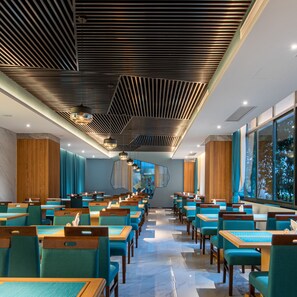 Daily buffet breakfast (CNY 38 per person)